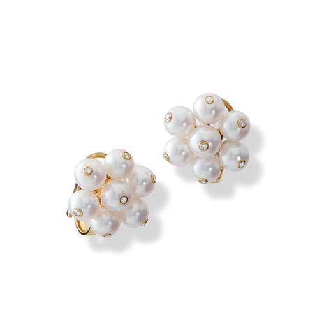 cassandra goad pearl earrings.